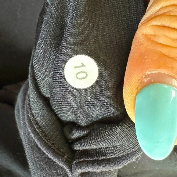 Size 10 Lululemon cropped leggings - Picture 4 of 4